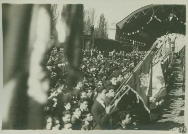 Cerimonia della traslazione della salma del Milite Ignoto - Stazione ferroviaria - Folla con bandiere in attesa del passaggio del treno con la bara del Milite Ignoto