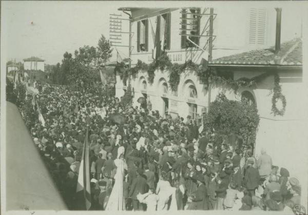 Cerimonia della traslazione della salma del Milite Ignoto - Castiglione del Lago - Stazione ferroviaria - Folla al passaggio del treno con la bara del Milite Ignoto