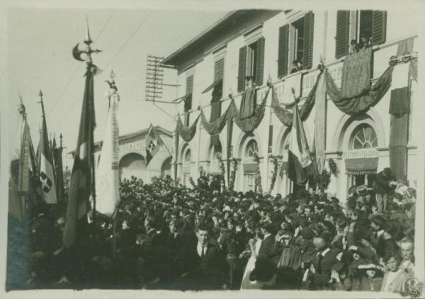 Cerimonia della traslazione della salma del Milite Ignoto - Castiglion Fiorentino - Stazione ferroviaria - Corteo con bandiere al passaggio del treno con la bara del Milite Ignoto