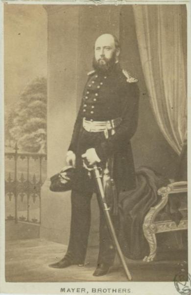 Ritratto maschile - Militare - Uomo in uniforme (della marina?), in piedi contro un fondale dipinto.