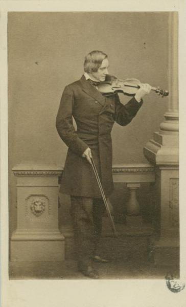 Ritratto maschile - Bull, in piedi, intento a suonare il violino