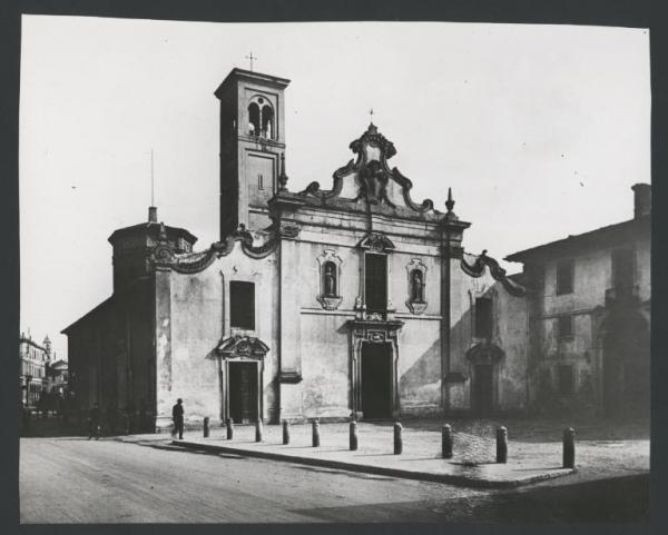 Saronno - Chiesa di S. Francesco. Veduta della facciata.