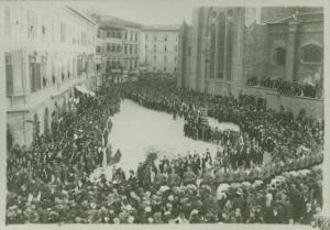 Cerimonia della traslazione della salma del Milite Ignoto - Firenze - Piazza Unità Italiana - Folla in attesa del passaggio del treno con la bara del Milite Ignoto