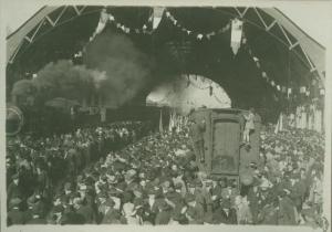Cerimonia della traslazione della salma del Milite Ignoto - Stazione ferroviaria - Folla sui binari all'arrivo del treno con la bara del Milite Ignoto