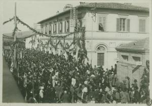 Cerimonia della traslazione della salma del Milite Ignoto - Cortona - Stazione ferroviaria - Folla al passaggio del treno con la bara del Milite Ignoto
