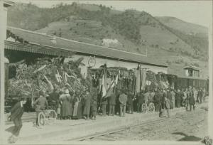 Cerimonia della traslazione della salma del Milite Ignoto - Cortona (?) - Stazione ferroviaria - Persone in attesa del passaggio del treno con la bara del Milite Ignoto