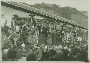 Cerimonia della traslazione della salma del Milite Ignoto - Cortona (?) - Stazione ferroviaria - Vagone con la bara del Milite Ignoto - Persone in pellegrinaggio