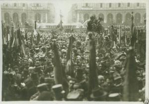 Cerimonia della traslazione della salma del Milite Ignoto - Roma - Piazza della Repubblica - Folla in attesa dell'arrivo della salma
