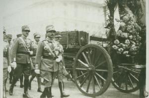Cerimonia della traslazione della salma del Milite Ignoto - Roma - Corteo militare - Ufficiali decorati accanto al carro con la bara del Milite Ignoto