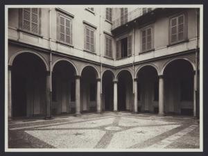 Milano - Casa Feltrinelli (già Rabia). Veduta del cortile porticato.