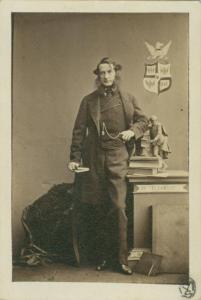 Ritratto maschile - Uomo in piedi con libro in mano, appoggiato a un piedistallo