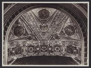 Milano - Basilica di S. Vittore al Corpo. Veduta della decorazione del sottarco e della volta della cappella del transetto sinistro.