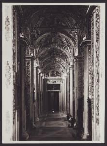 Milano - Basilica di S. Vittore al Corpo. Veduta della navata destra.