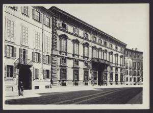 Milano - Palazzo Durini. Veduta di scorcio del palazzo dalla via.