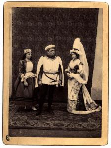 Ritratto di gruppo - Due donne e un uomo in costume