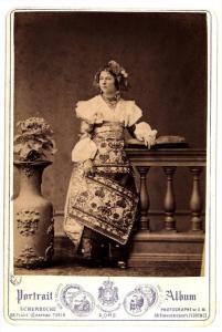 Ritratto femminile - Giovane in costume ungherese