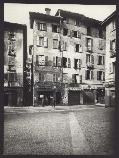 Milano - Via Bottonuto. Veduta delle case all'altezza del civico 2.