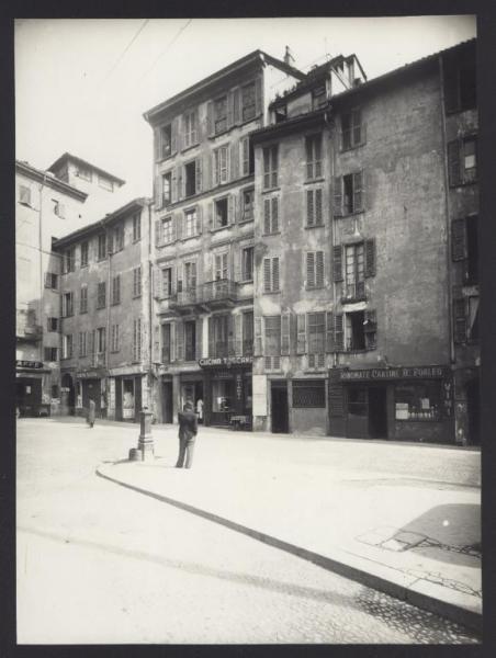 Milano - Via Bottonuto. Veduta delle case ai civici 17 e 19.