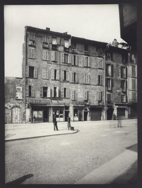 Milano - Via Bottonuto. Veduta delle case d'angolo ai civici 6, 8 e 10.