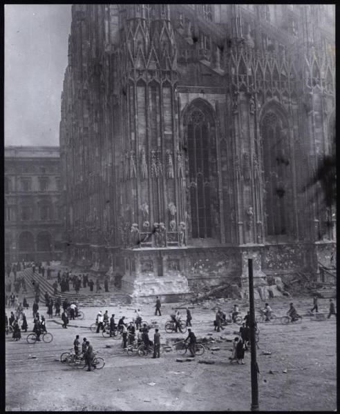 Milano - Piazza Duomo - Sagrato del Duomo - Rovine dopo i bombardamenti del 1943