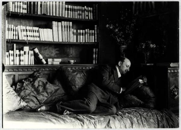 Ritratto maschile - Gabriele D'Annunzio sdraiato mentre legge