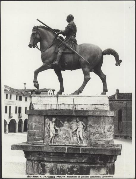 Padova - Piazza del Santo. Donatello, monumento equestre di Erasmo da Narni detto il Gattamelata, scultura in bronzo (1453).