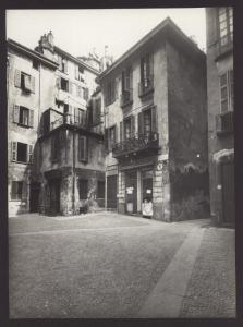 Milano - Via Bottonuto. Veduta delle case d'angolo ai civici 1 e 3.