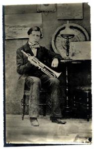 Ritratto maschile - Giovane seduto con una tromba