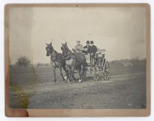 Ritratto di gruppo - Tre uomini su una carrozza aperta trainata da due cavalli
