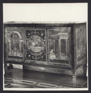 Milano - Raccolta Principessa Soragna. Giuseppe Maggiolini, mobile intarsiato con cassetti, particolare della decorazione frontale .