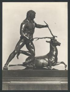 New York - Proprietà Duveen Brothers. Ercole e la cerva di Cerinea, scultura in bronzo.