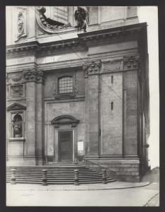 Milano - chiesa di Sant'Alessandro in Zebedia. Facciata, particolare della porta d'ingresso di destra..