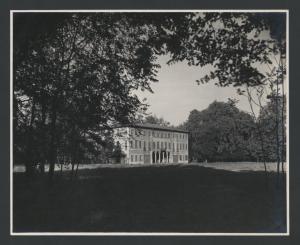 Affori - Villa Litta Modignani. Veduta dal giardino.