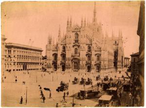 Milano - Piazza del Duomo - Omnibus e tram a cavallo