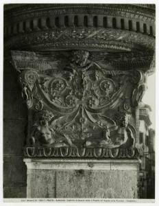Prato - Duomo. Facciata esterna, capitello in bronzo sottostante il pulpito.
