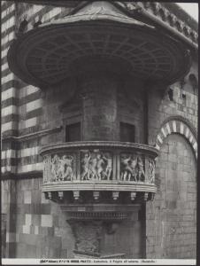 Prato - Duomo. Facciata esterna, Donatello, pergamo del Sacro Cingolo (1428).