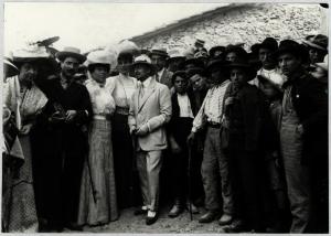 Ritratto di gruppo - Gabriele D'Annunzio con un gruppo di donne, ragazzi e popolani