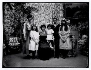 Ritratto di famiglia - Elena di Montenegro regina d'Italia con i figli Iolanda, Mafalda, Umberto, Giovanna e Maria di Savoia
