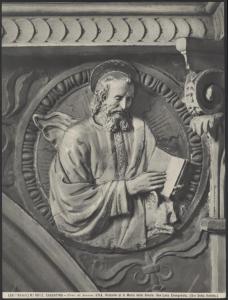 Stia - Oratorio di Santa Maria delle Grazie. Benedetto Buglioni, S. Luca, medaglione in terracotta invetriata policroma (1500 ca.).