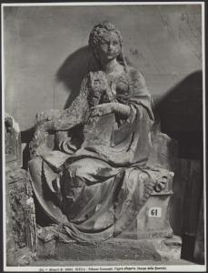 Siena - Palazzo Pubblico. Jacopo della Quercia, figura allegorica, statua.