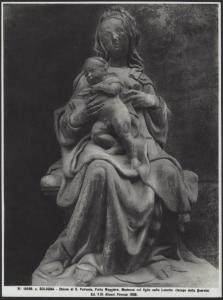 Bologna - Basilica di S. Petronio. Portale centrale, Jacopo della Quercia, Madonna con Bambino, scultura della lunetta.