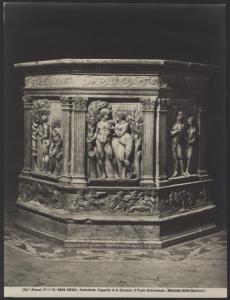 Siena - Duomo. Cappella di S. Giovanni Battista. Fonte battesimale, scultura in marmo.