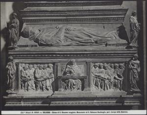 Bologna - Chiesa di S. Giacomo Maggiore. Jacopo della Quercia e aiuti, monumento funebre di Anton Galeazzo Bentivoglio, scultura in pietra (1435).