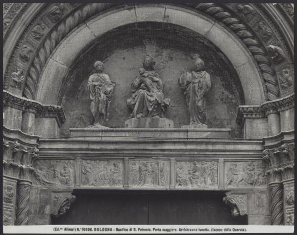 Bologna - Basilica di S. Petronio. Portale centrale, Jacopo della Quercia, Madonna con Bambino tra i S. Petronio e Sant'Ambrogio del Varignana, sculture della lunetta.