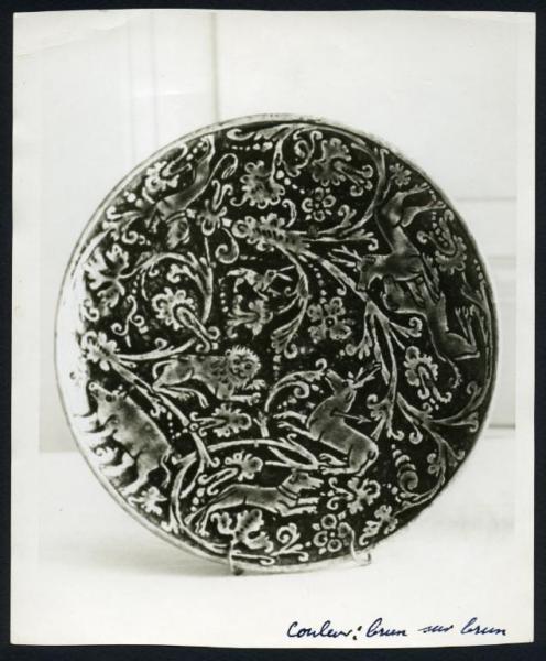Lione - Proprietà Avv. Damiron. Piatto decorato con motivo di animali fra tralci vegetali in ceramica smaltata.