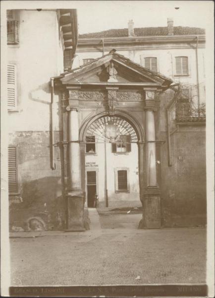 Milano - Piazza S. Ambrogio 1 - Ospedale militare già convento dei Cistercensi - Portale di ingresso