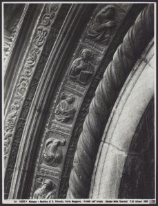 Bologna - Basilica di S. Petronio. Portale centrale, Jacopo della Quercia, profeti, particolare della decorazione della strombatura dell'arco.