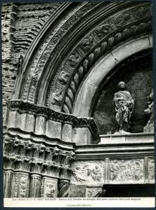 Bologna - Basilica di S. Petronio. Portale centrale, Jacopo della Quercia, particolare della decorazione della parte superiore sinistra.