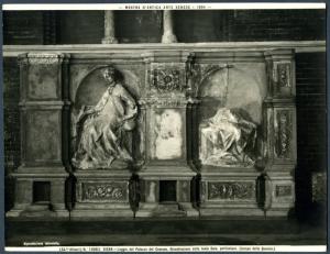 Siena - Palazzo Pubblico. Loggia, Jacopo della Quercia, Fonte Gaia, particolare della ricostruzione (1409-19).