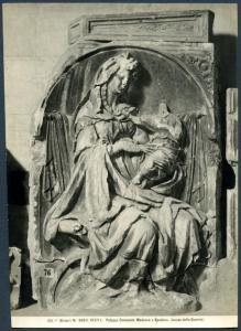 Siena - Palazzo Pubblico. Loggia, Jacopo della Quercia, Madonna con Bambino, altorilievo della Fonte Gaia entro una nicchia (1409-19).